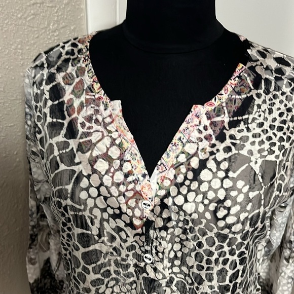 NWT women’s lacy blouse gray olive green asymmetrical contrasted hemline - Picture 2 of 9